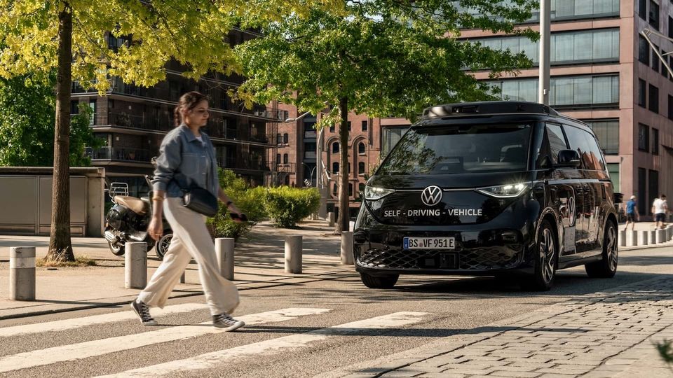 Volkswagen ID. Buzz robotaxi debutta a Los Angeles