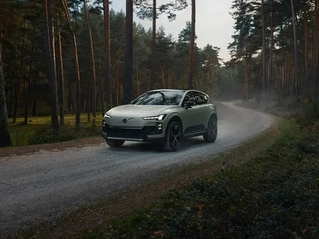 Volvo EX60 Cross Country: le differenze dal modello base | Elettronauti.it