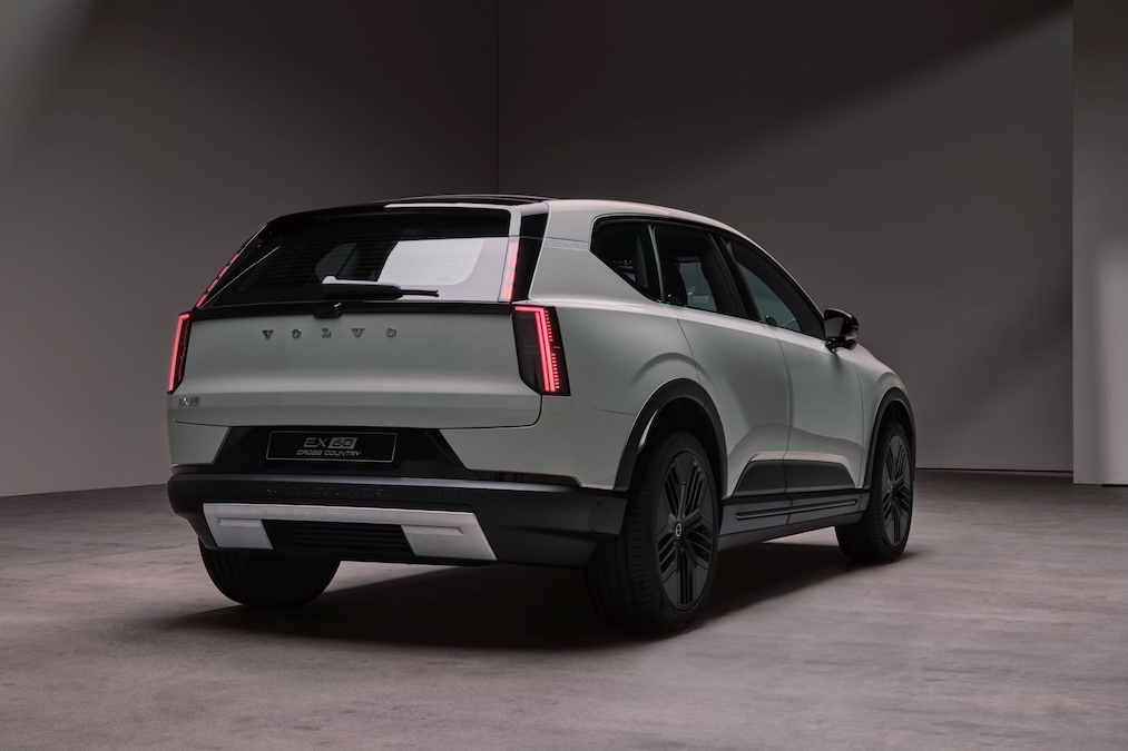 Volvo EX60 Cross Country: le differenze dal modello base | Elettronauti.it