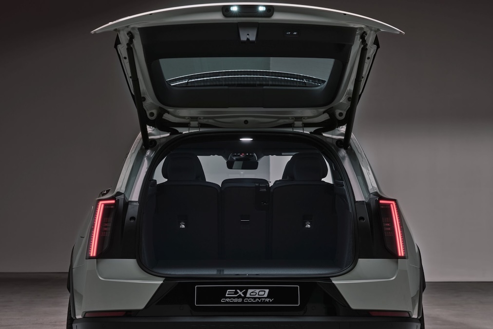 Volvo EX60 Cross Country: le differenze dal modello base | Elettronauti.it