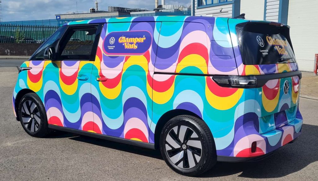 Il funky "Glamper Van" di Volkswagen è un minibus elettrico progettato per i festival | Elettronauti.it
