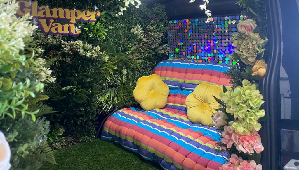 Il funky "Glamper Van" di Volkswagen è un minibus elettrico progettato per i festival | Elettronauti.it