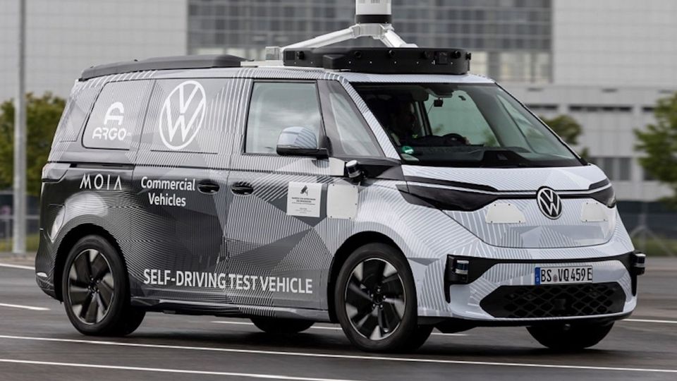 I veicoli elettrici autonomi ID.Buzz di Volkswagen inizieranno a trasportare passeggeri in Germania