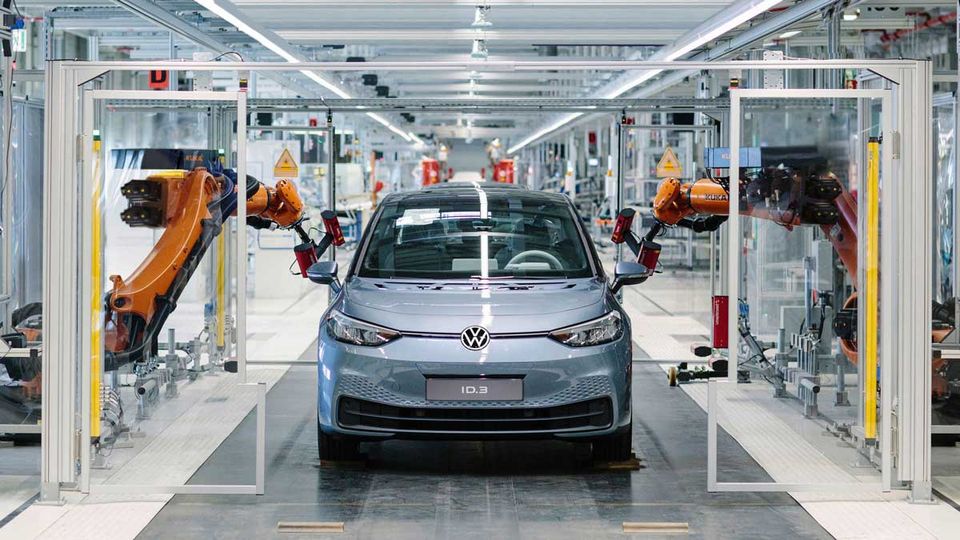Volkwagen rilancia la produzione di veicoli elettrici in Germania dopo la pausa della domanda