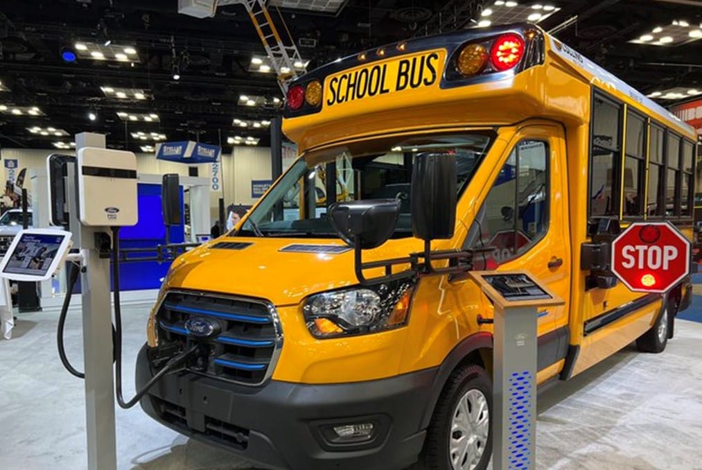 Ford presenta il suo scuolabus completamente elettrico | Elettronauti.it