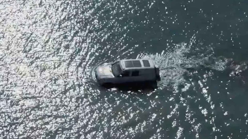 Il SUV YangWang U8 di BYD diventa quasi anfibio con la nuova modalità "Emergency Float".