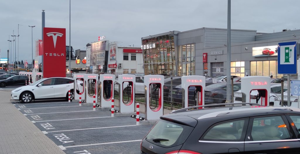 Tesla investe in Polonia, ma crea anche caos | Elettronauti.it