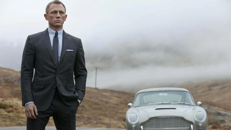 Aston Martin-DB12 - James Bond