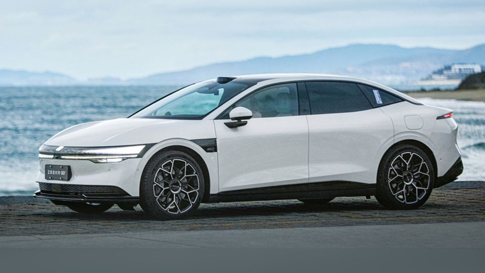 ZEEKR 007, la berlina cinese da 870Km di autonomia