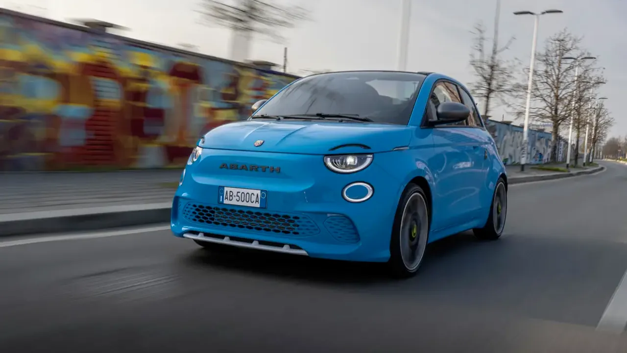 Elettronauti - Abarth 500e Cabrio - Acid Green - Esterno - Vista anteriore a tre quarti