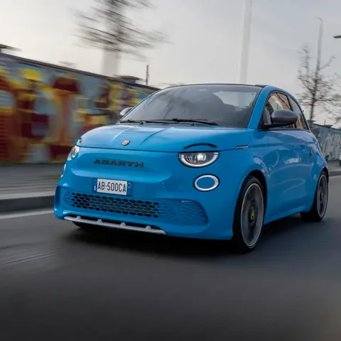 Elettronauti - Abarth 500e Cabrio - Acid Green - Esterno - Vista anteriore a tre quarti