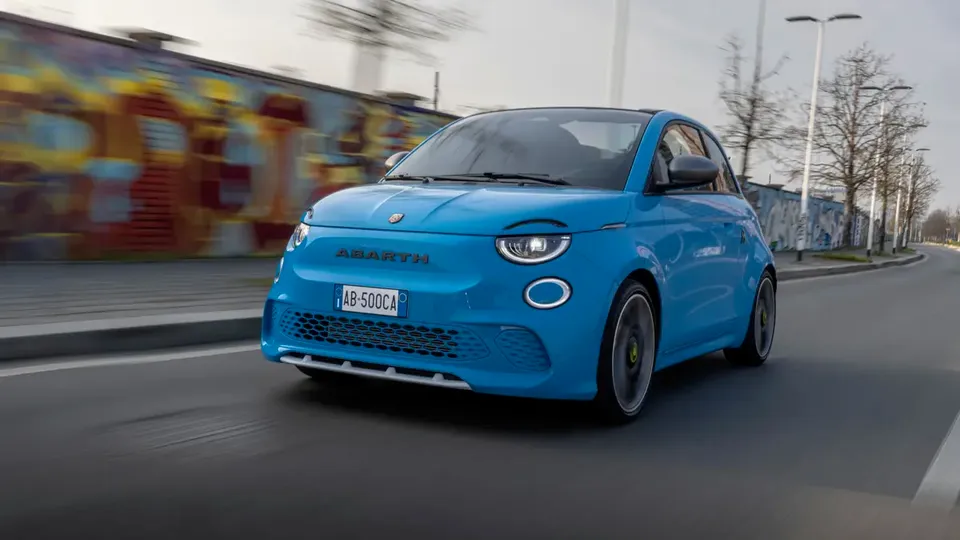 Elettronauti - Abarth 500e Cabrio - Acid Green - Esterno - Vista anteriore a tre quarti