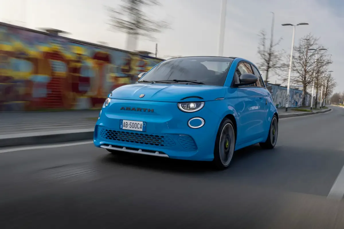 Elettronauti - Abarth 500e Cabrio - Acid Green - Esterno - Vista anteriore a tre quarti