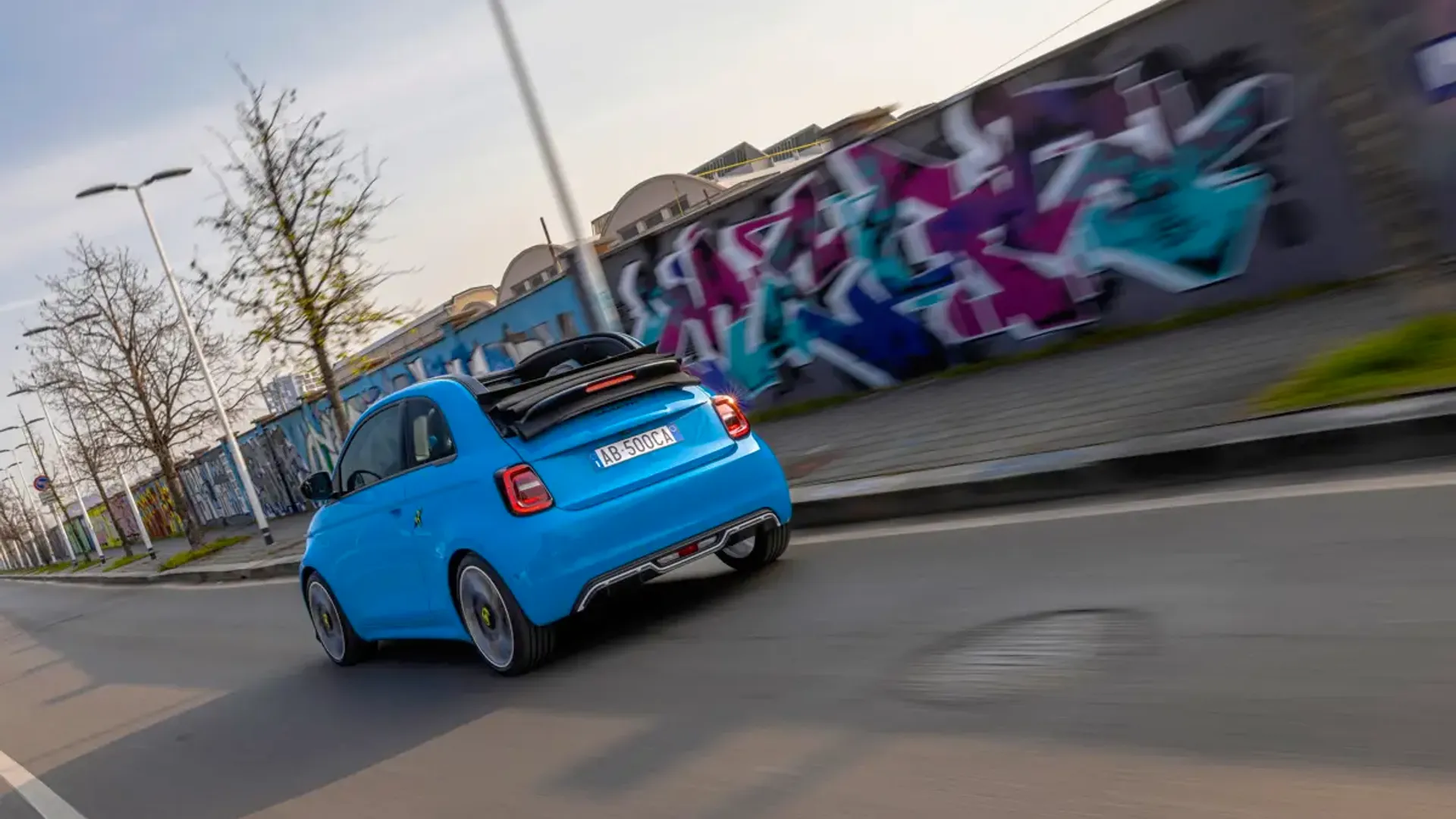 Elettronauti - Abarth 500e Cabrio - Acid Green - Esterno - Vista anteriore a tre quarti