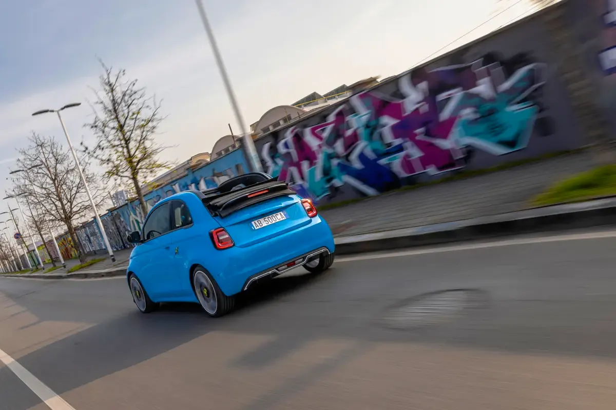 Elettronauti - Abarth 500e Cabrio - Acid Green - Esterno - Vista anteriore a tre quarti