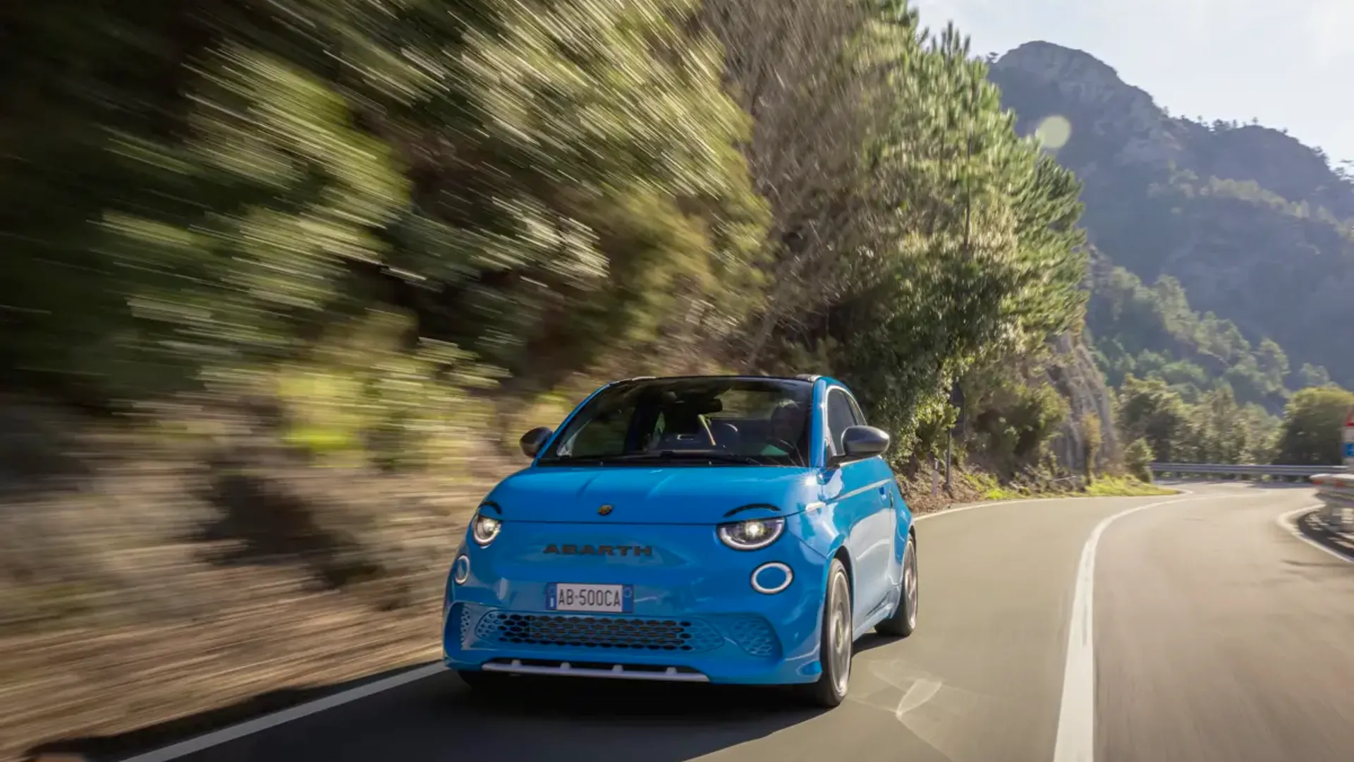 Elettronauti - Abarth 500e Cabrio - Acid Green - Esterno - Vista anteriore a tre quarti