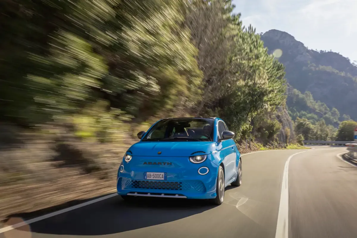 Elettronauti - Abarth 500e Cabrio - Acid Green - Esterno - Vista anteriore a tre quarti