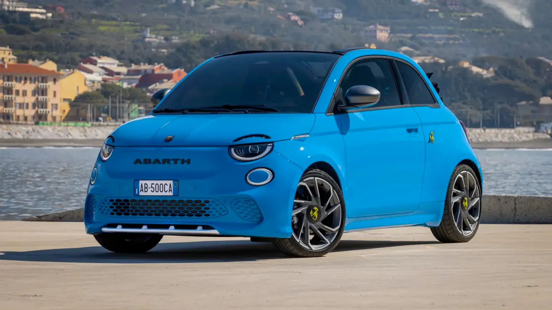 Elettronauti - Abarth 500e Cabrio - Acid Green - Esterno - Vista anteriore a tre quarti