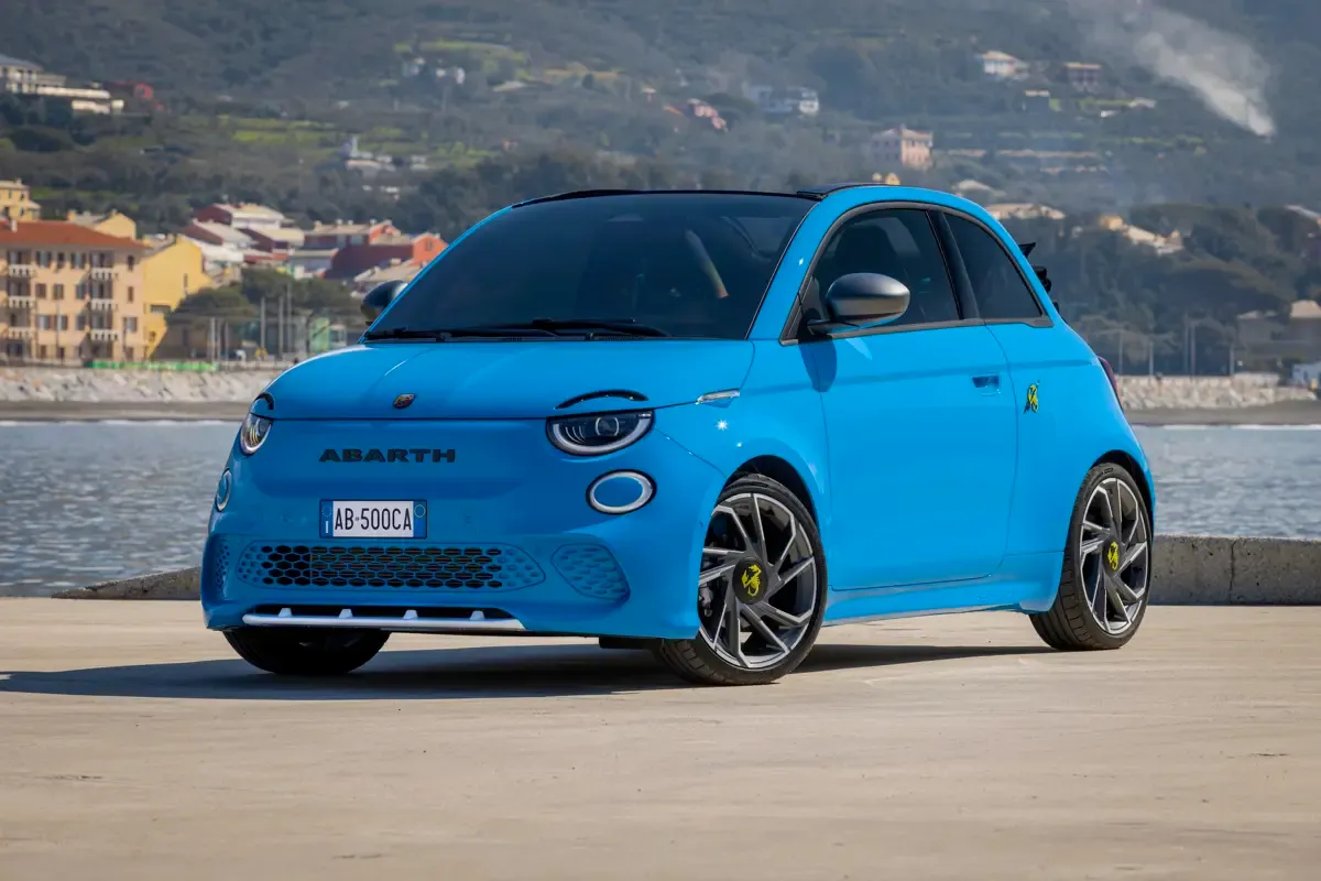 Elettronauti - Abarth 500e Cabrio - Acid Green - Esterno - Vista anteriore a tre quarti