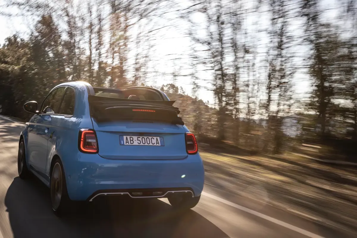 Elettronauti - Abarth 500e Cabrio - Acid Green - Esterno - Vista anteriore a tre quarti