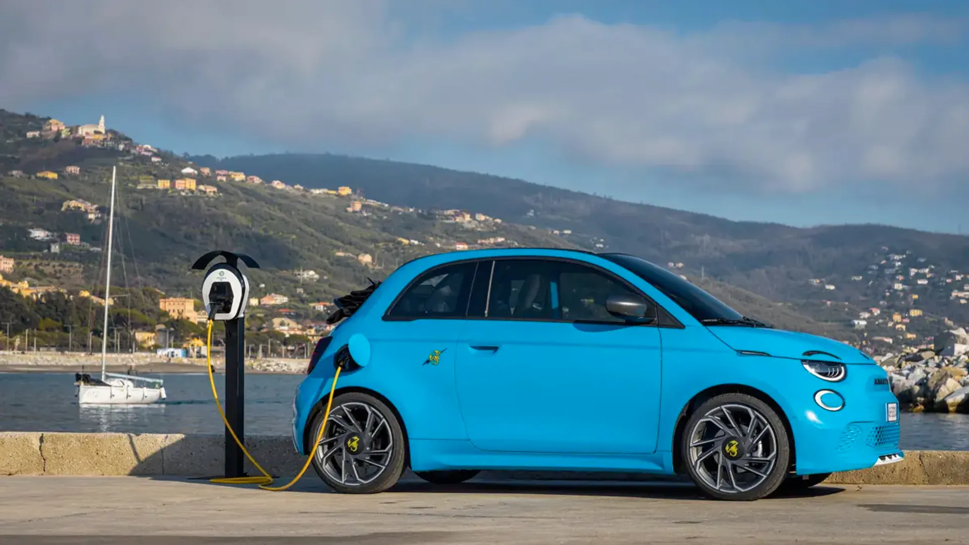 Elettronauti - Abarth 500e Cabrio - Acid Green - Esterno - Vista anteriore a tre quarti