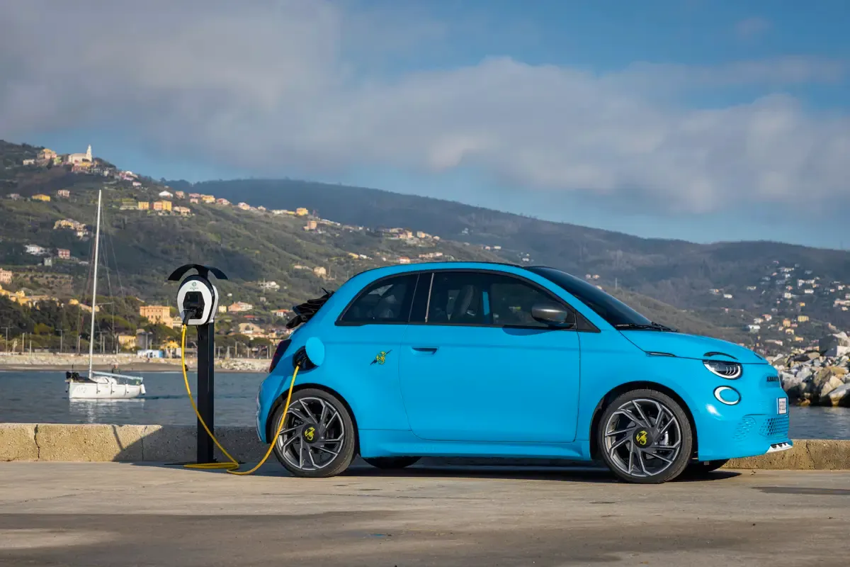 Elettronauti - Abarth 500e Cabrio - Acid Green - Esterno - Vista anteriore a tre quarti