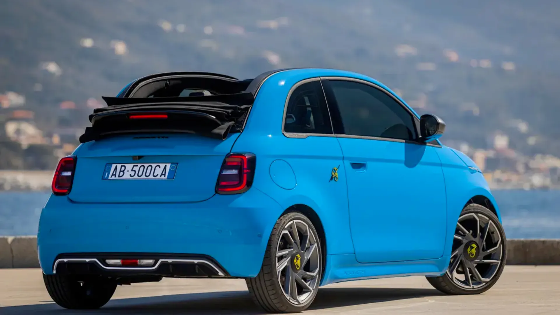 Elettronauti - Abarth 500e Cabrio - Acid Green - Esterno - Vista anteriore a tre quarti