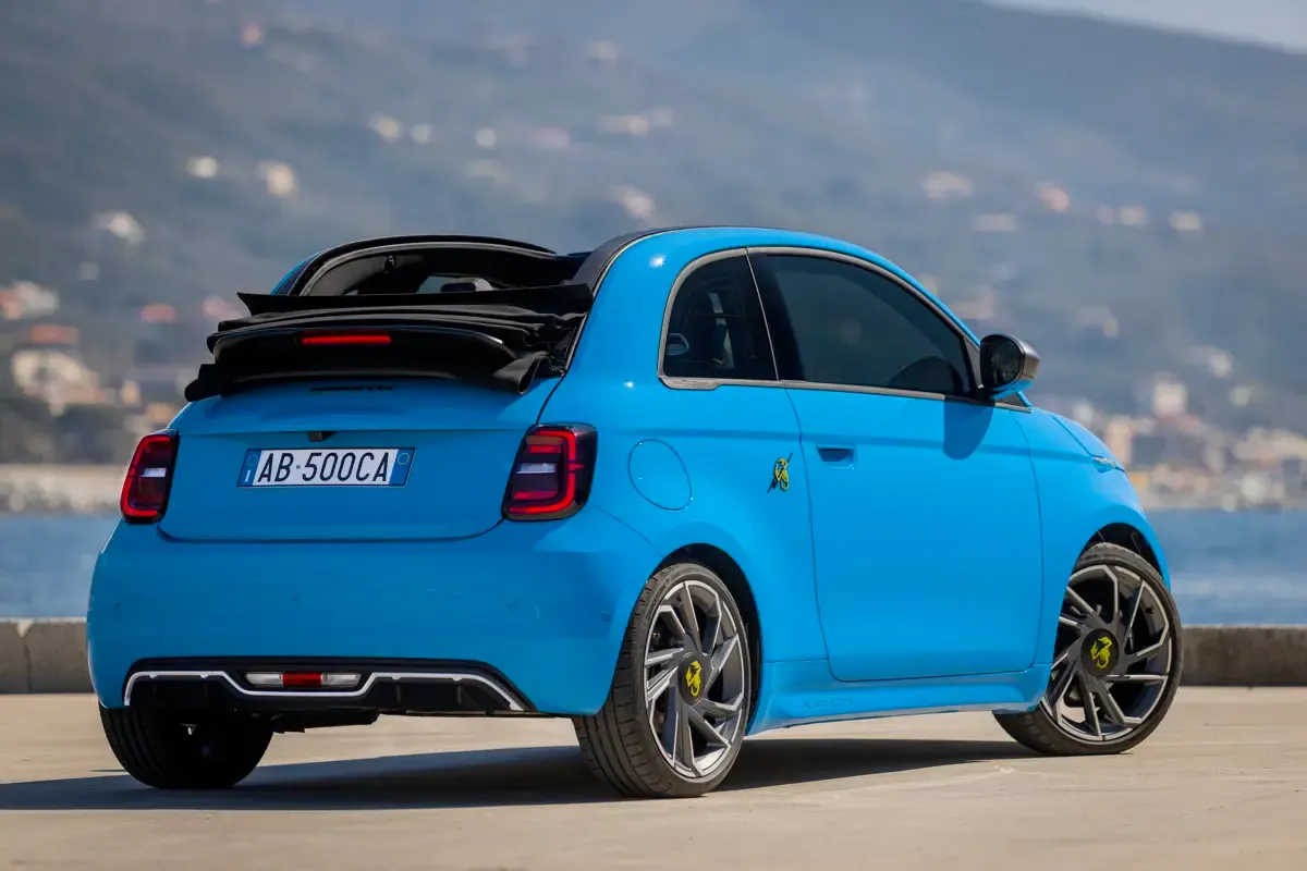 Elettronauti - Abarth 500e Cabrio - Acid Green - Esterno - Vista anteriore a tre quarti