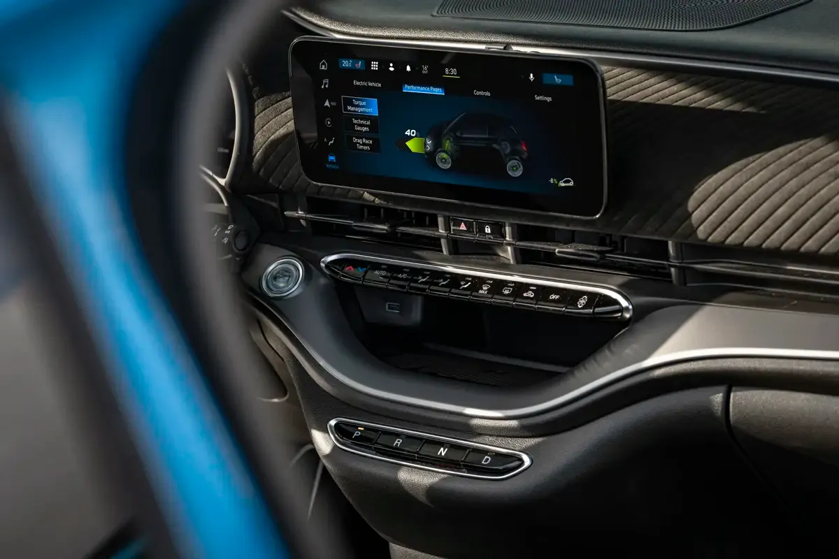 Elettronauti - Abarth 500e Cabrio - Blu - Esterno - Vista anteriore a tre quarti