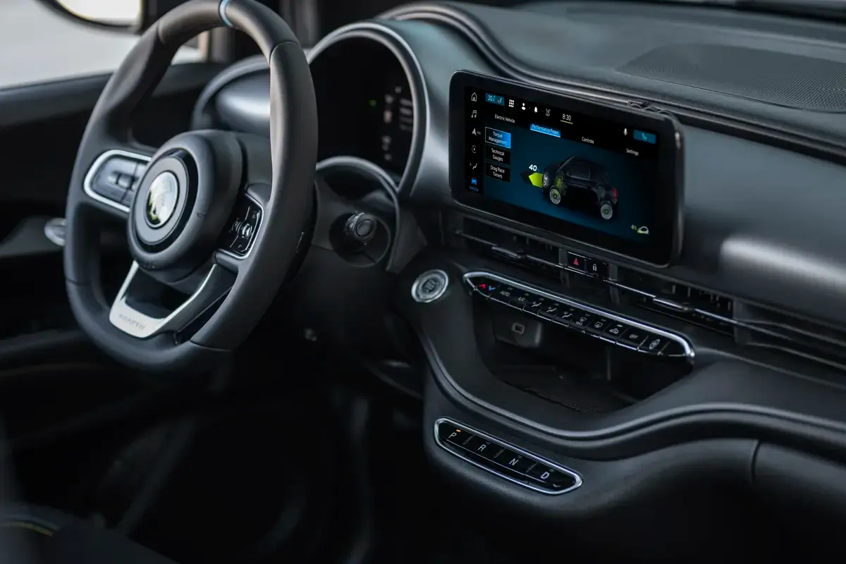 Elettronauti - Abarth 500e Cabrio - Infotainment - Vista della plancia