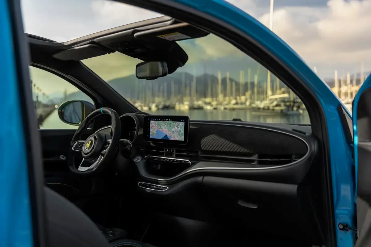 Elettronauti - Abarth 500e Cabrio - Interni - Vista della plancia