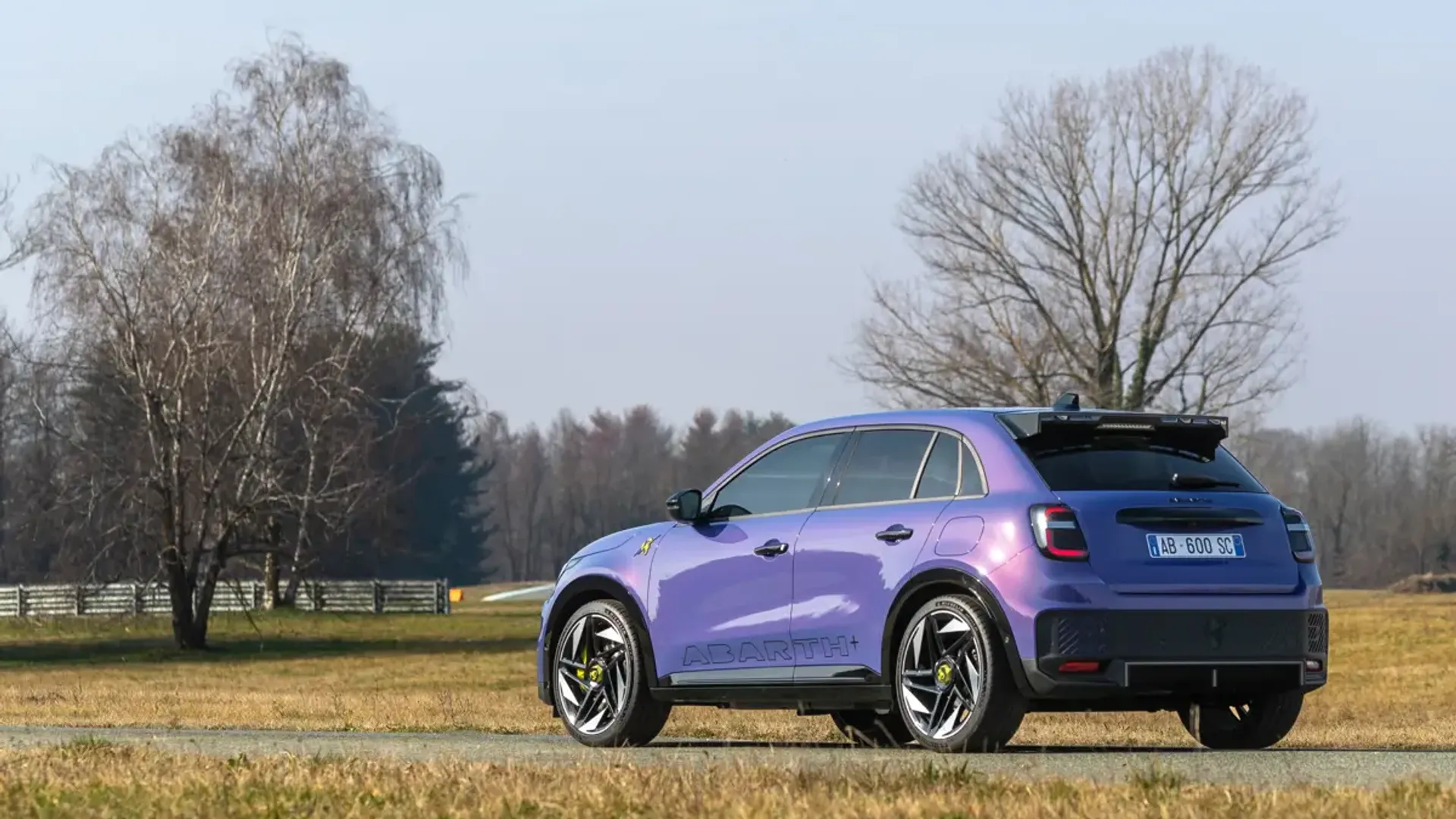 Elettronauti - Abarth 600e Scorpionissima - Viola - Esterno - Vista anteriore a tre quarti