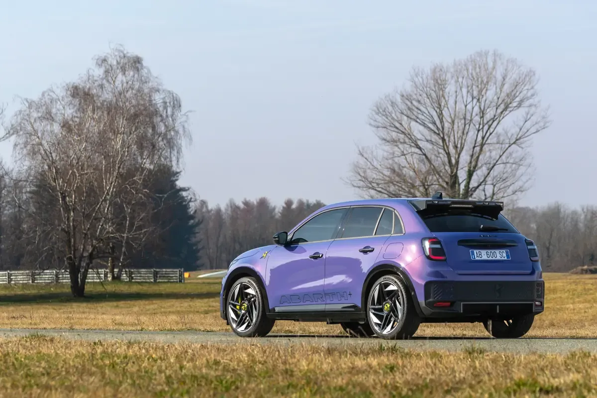 Elettronauti - Abarth 600e Scorpionissima - Viola - Esterno - Vista anteriore a tre quarti