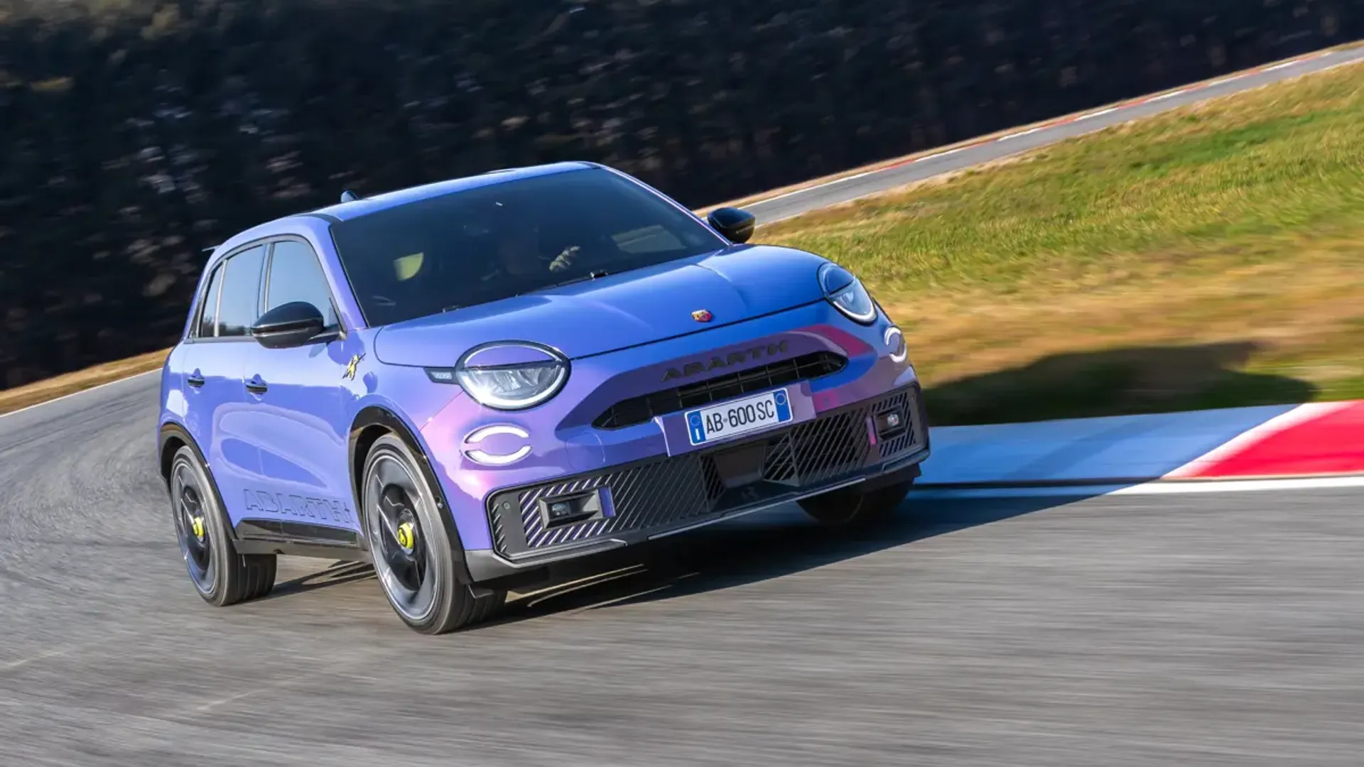 Elettronauti - Abarth 600e Scorpionissima - Viola - Esterno - Vista anteriore a tre quarti