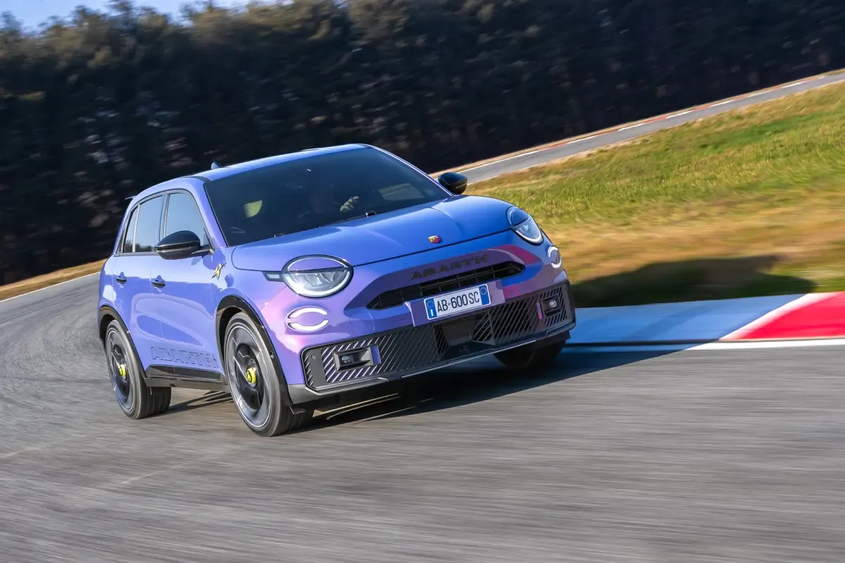 Elettronauti - Abarth 600e Scorpionissima - Viola - Esterno - Vista anteriore a tre quarti