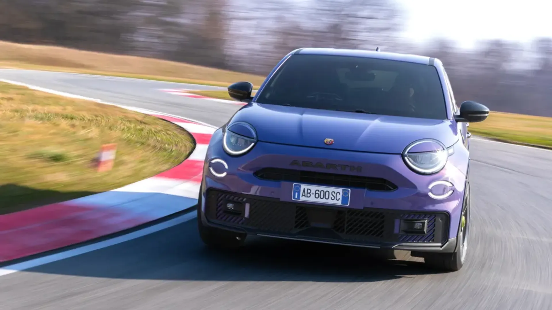 Elettronauti - Abarth 600e Scorpionissima - Viola - Esterno - Vista anteriore a tre quarti