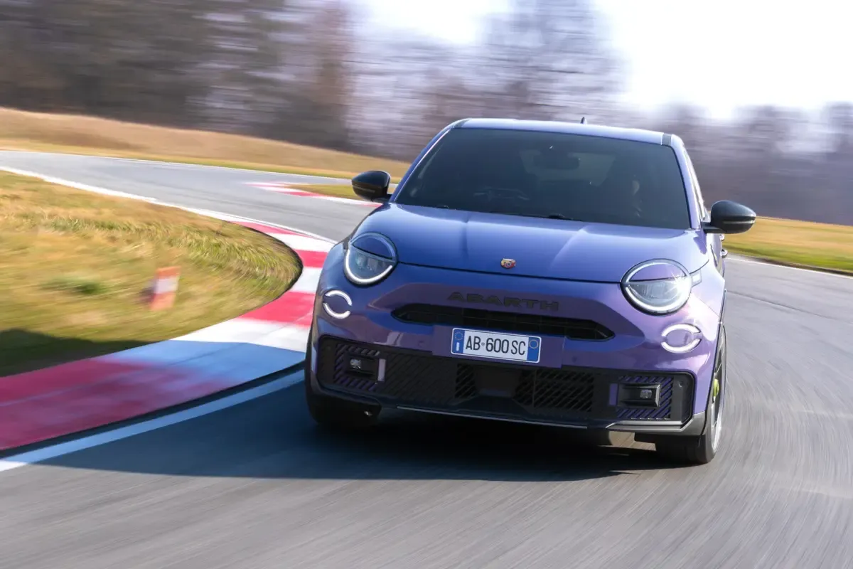 Elettronauti - Abarth 600e Scorpionissima - Viola - Esterno - Vista anteriore a tre quarti