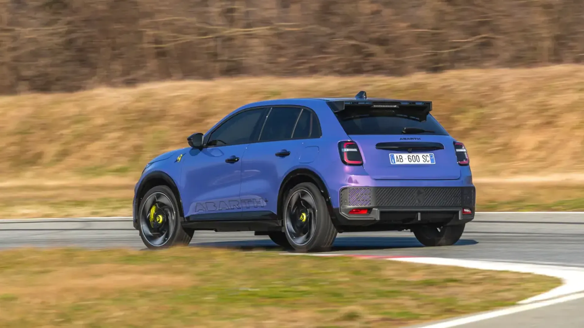 Elettronauti - Abarth 600e Scorpionissima - Viola - Esterno - Vista anteriore a tre quarti