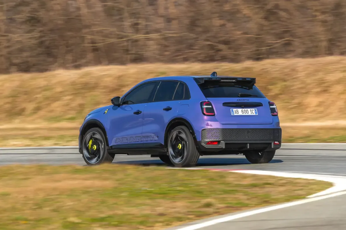 Elettronauti - Abarth 600e Scorpionissima - Viola - Esterno - Vista anteriore a tre quarti