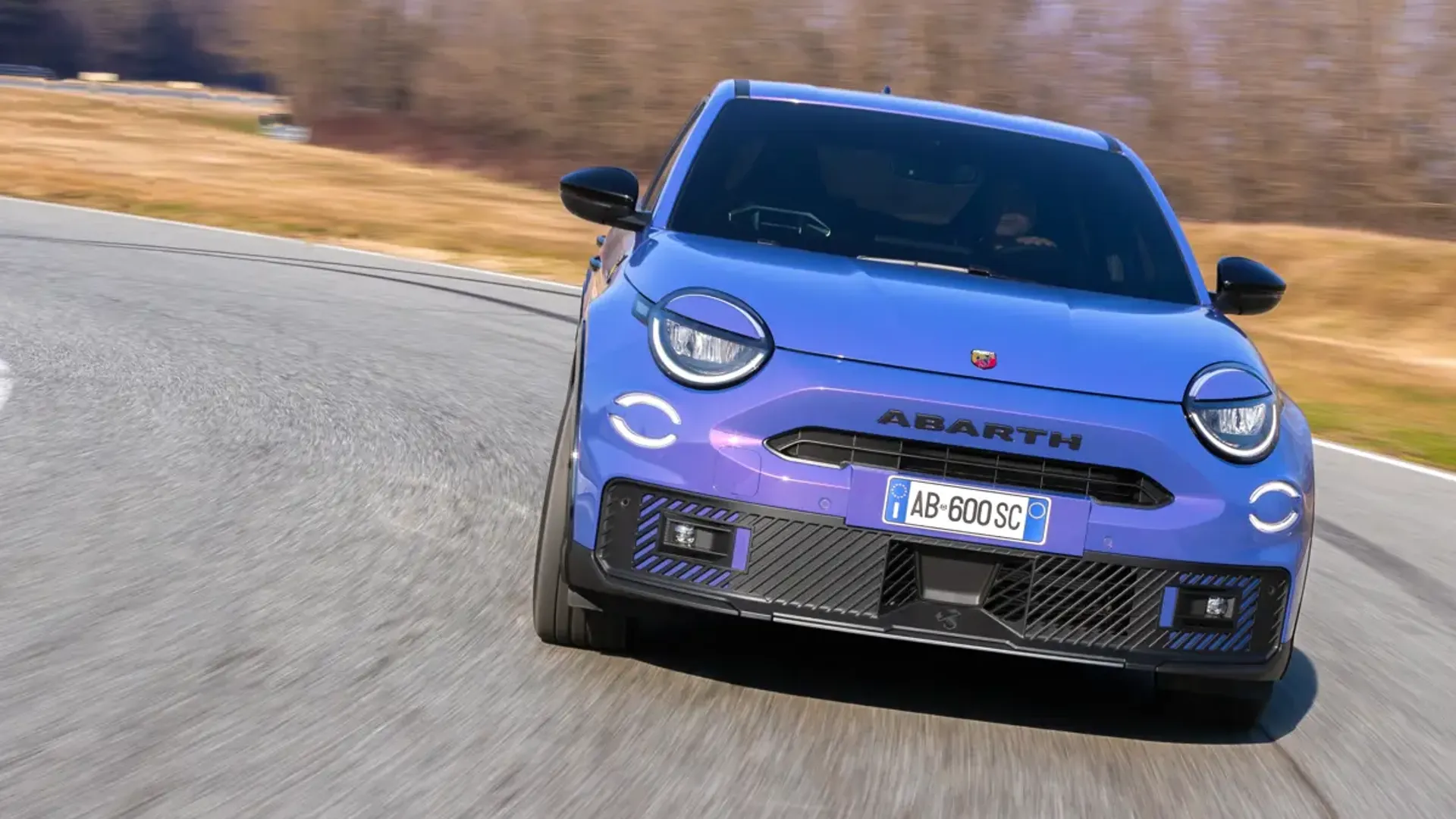 Elettronauti - Abarth 600e Scorpionissima - Viola - Esterno - Vista anteriore a tre quarti