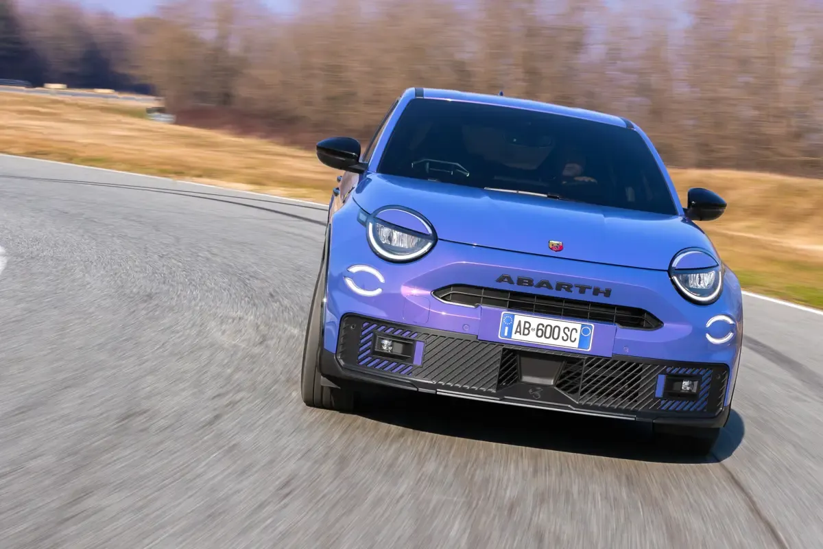 Elettronauti - Abarth 600e Scorpionissima - Viola - Esterno - Vista anteriore a tre quarti