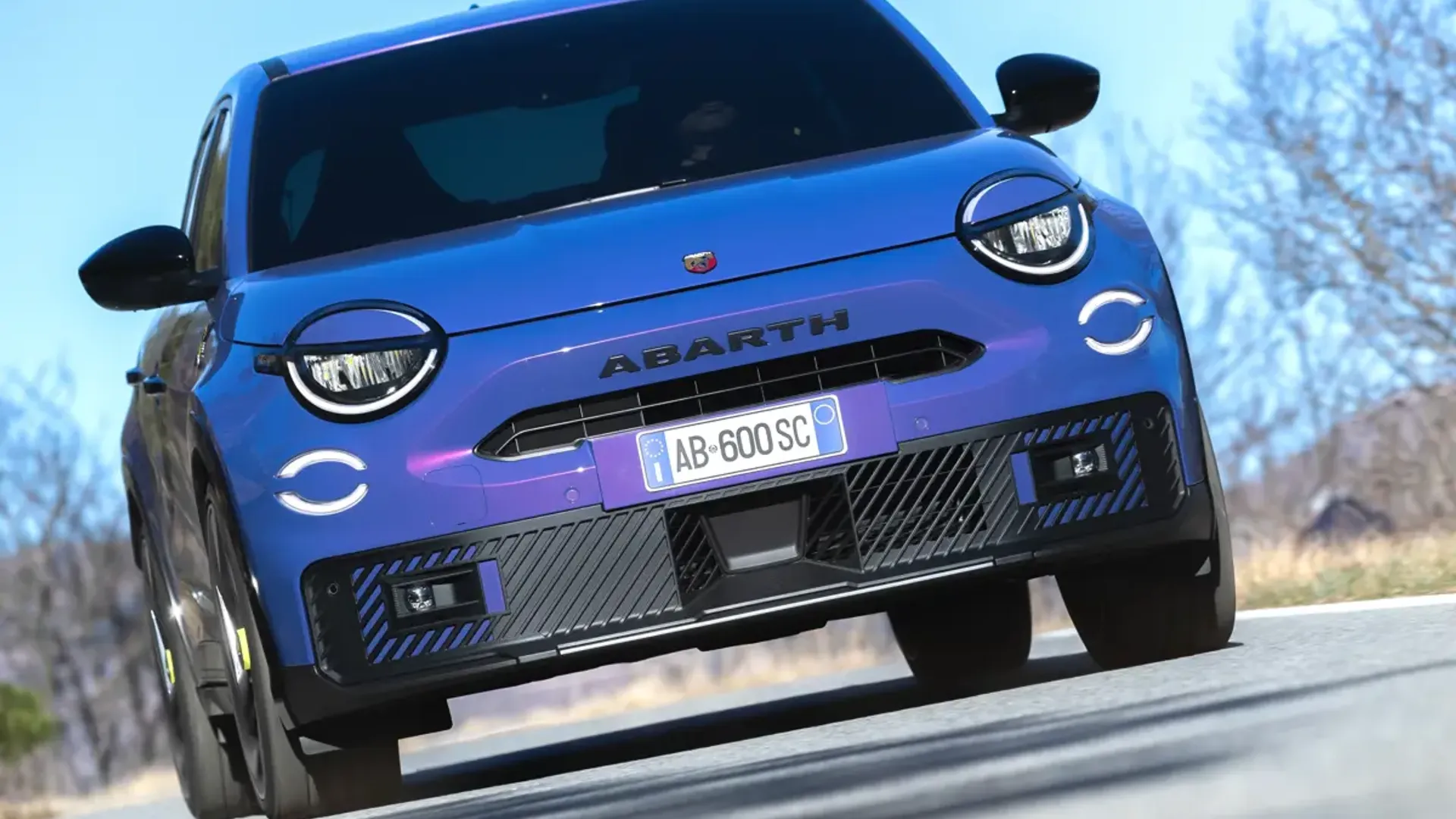 Elettronauti - Abarth 600e Scorpionissima - Viola - Esterno - Vista anteriore a tre quarti
