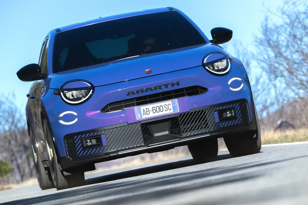 Elettronauti - Abarth 600e Scorpionissima - Viola - Esterno - Vista anteriore a tre quarti