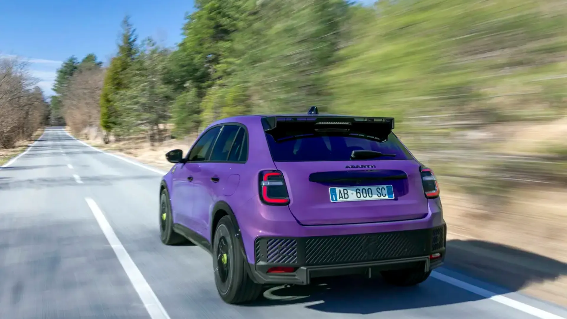 Elettronauti - Abarth 600e Scorpionissima - Viola - Esterno - Vista anteriore a tre quarti