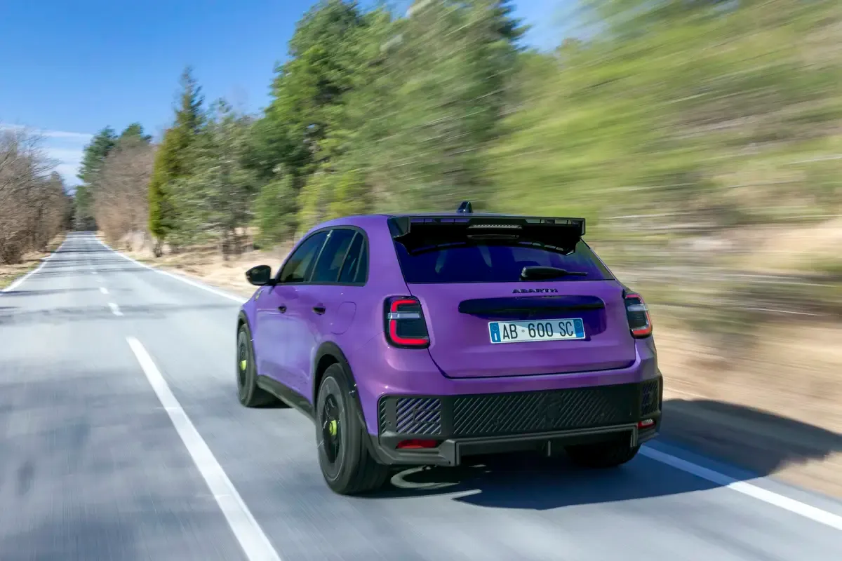 Elettronauti - Abarth 600e Scorpionissima - Viola - Esterno - Vista anteriore a tre quarti