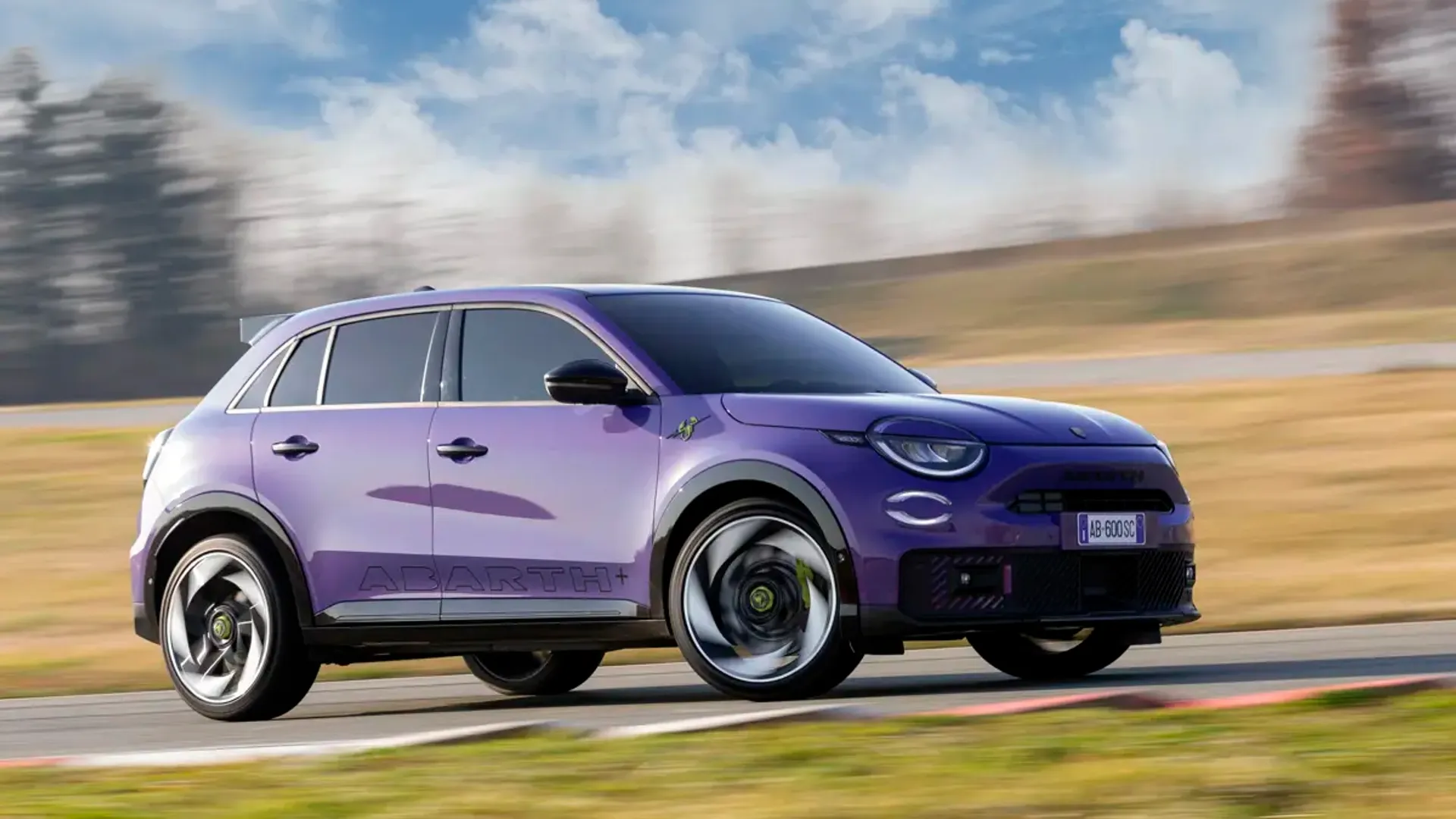 Elettronauti - Abarth 600e Scorpionissima - Viola - Esterno - Vista anteriore a tre quarti