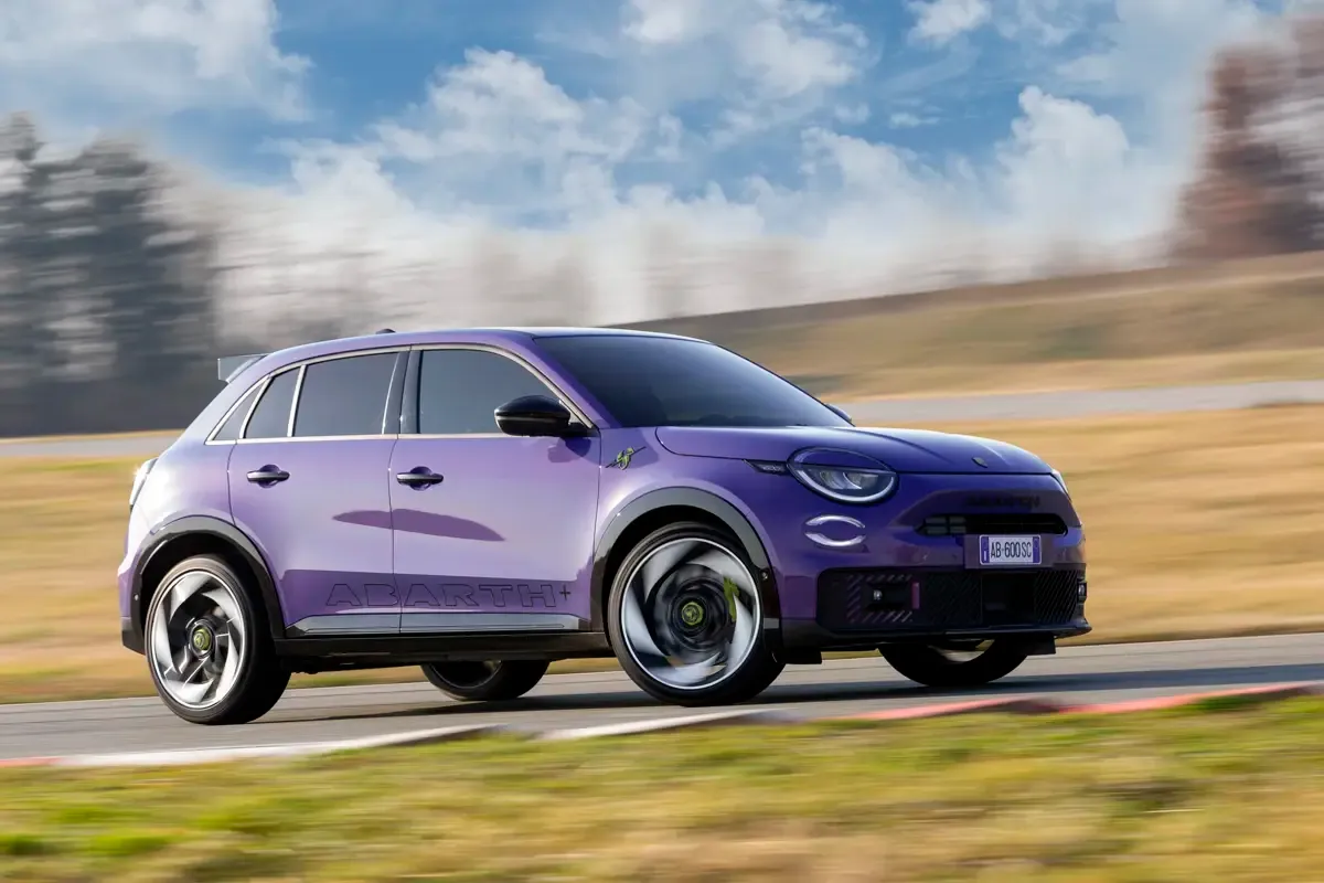 Elettronauti - Abarth 600e Scorpionissima - Viola - Esterno - Vista anteriore a tre quarti