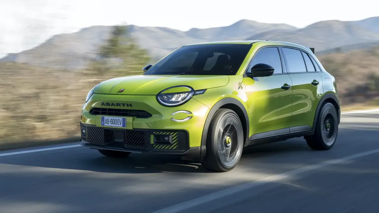 Elettronauti - Abarth 600e Turismo - Viola - Esterno - Vista anteriore a tre quarti