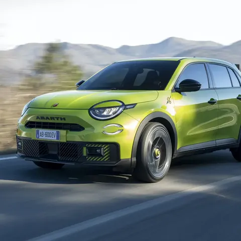 Elettronauti - Abarth 600e Turismo - Viola - Esterno - Vista anteriore a tre quarti