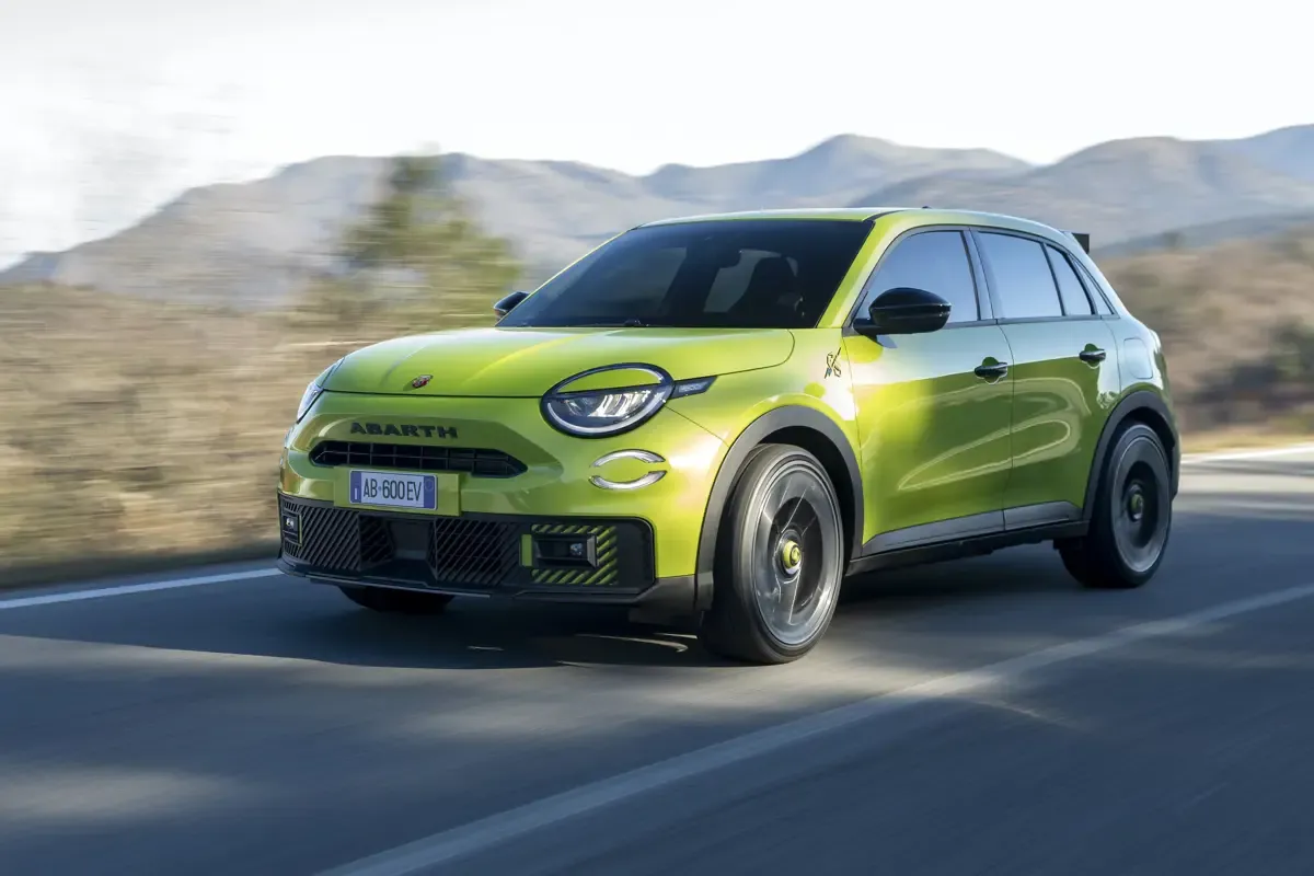 Elettronauti - Abarth 600e Turismo - Viola - Esterno - Vista anteriore a tre quarti